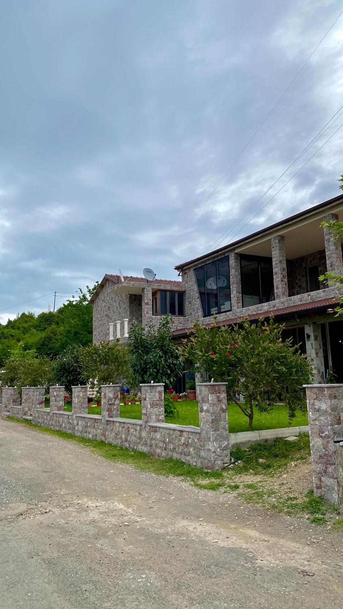 Lugina E Komanit Exterior photo